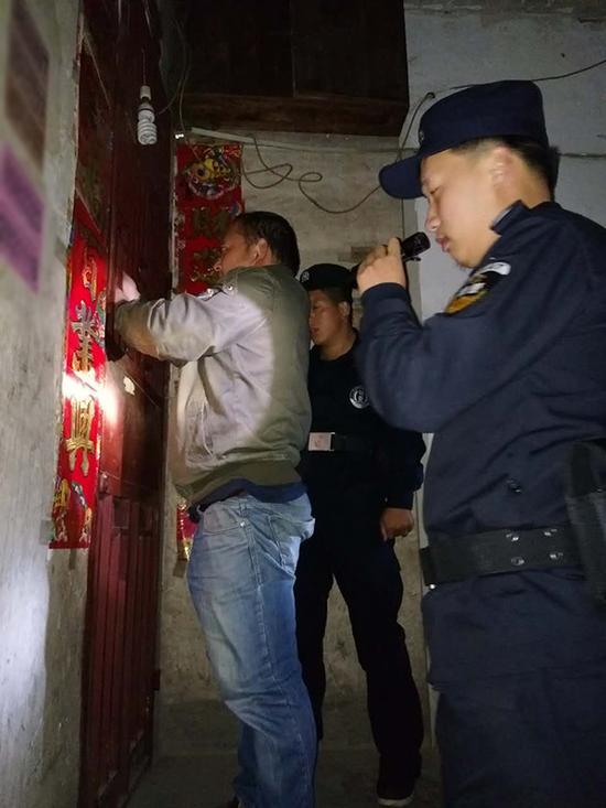 弼佑乡粗心妈妈误将幼女锁家中 