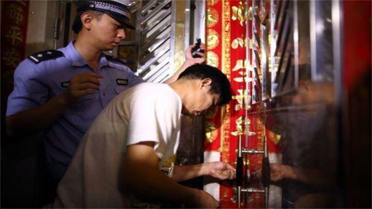 弼佑乡请开锁师傅开了锁后，师傅